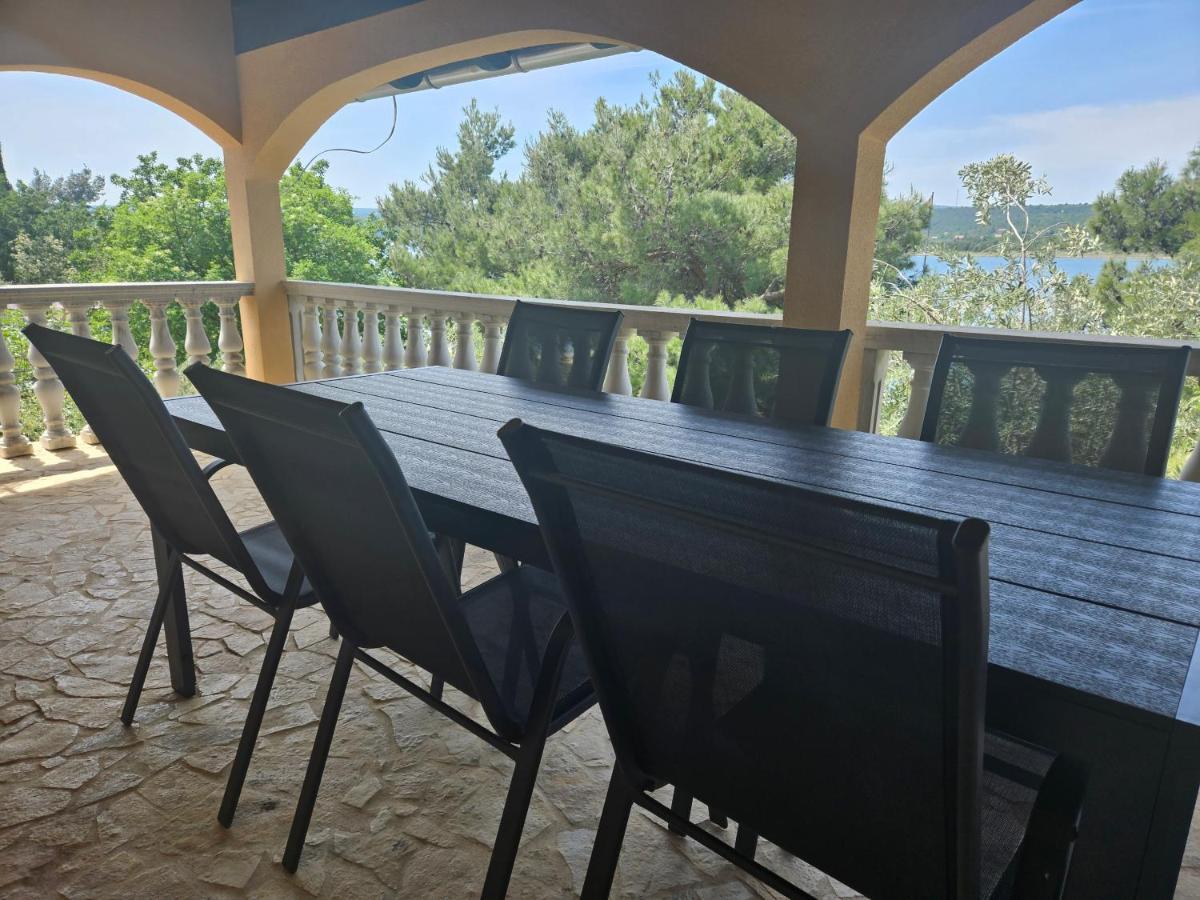Villa Punta Blava - Beach Front, Ideal For Family Vacation With Kids, Large Terraces With Sea View, Internet, Netflix, No Pets Allowed Obrovac Exterior photo