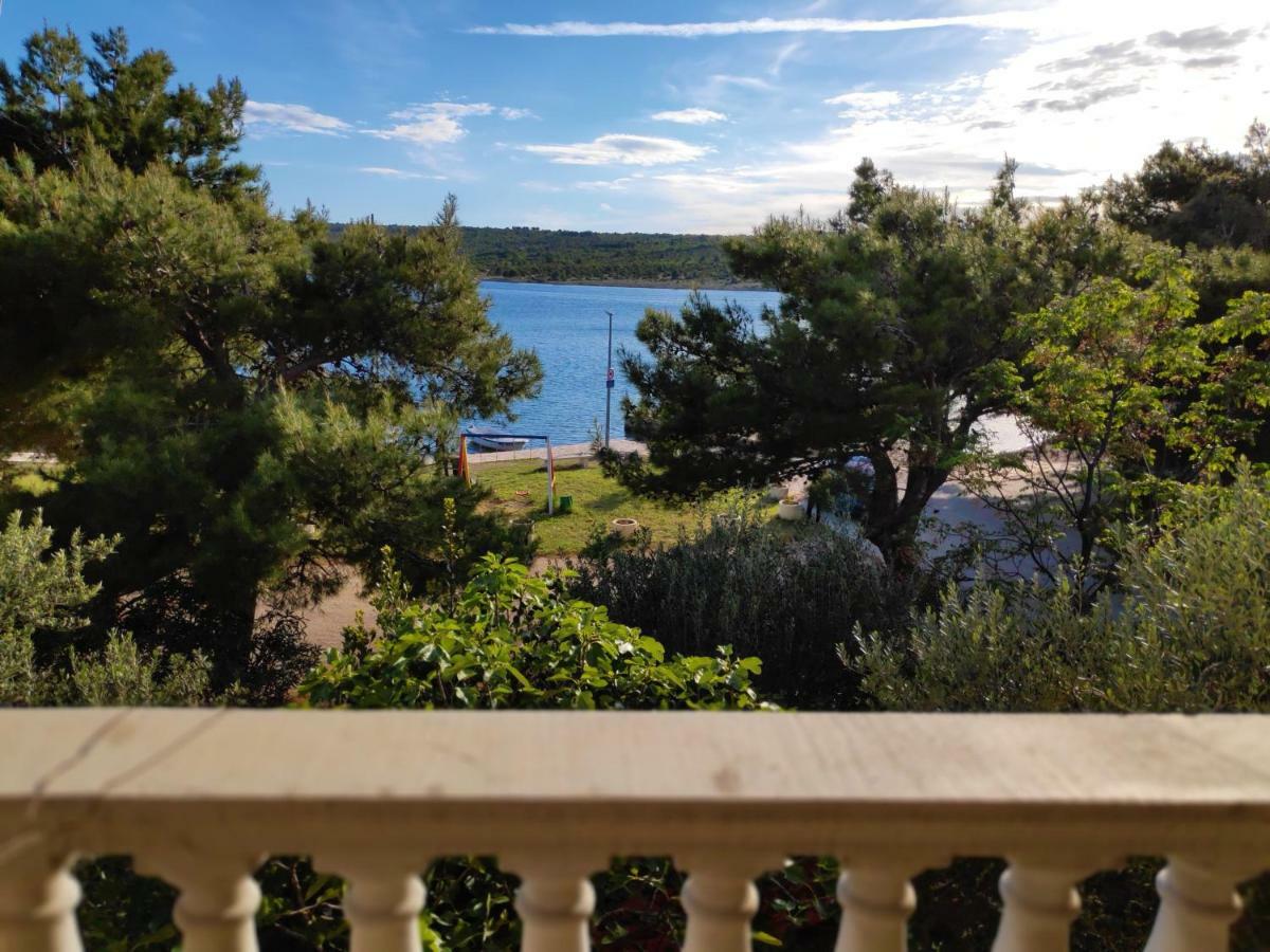 Villa Punta Blava - Beach Front, Ideal For Family Vacation With Kids, Large Terraces With Sea View, Internet, Netflix, No Pets Allowed Obrovac Exterior photo