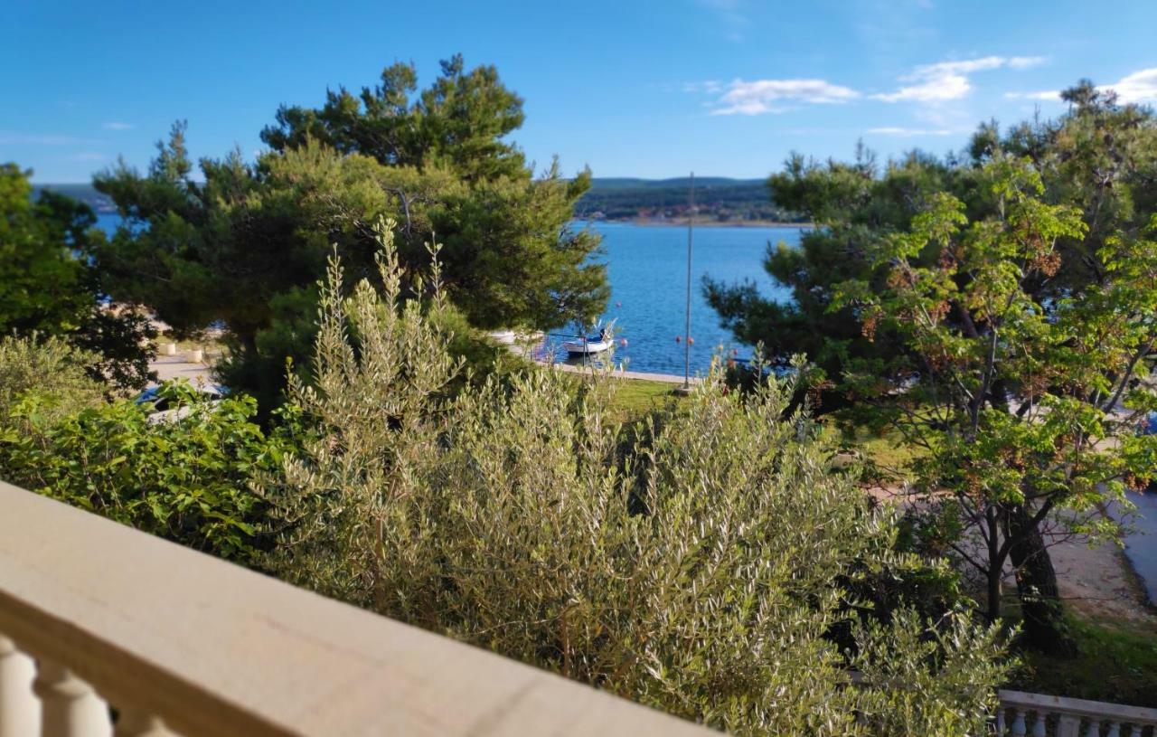 Villa Punta Blava - Beach Front, Ideal For Family Vacation With Kids, Large Terraces With Sea View, Internet, Netflix, No Pets Allowed Obrovac Exterior photo