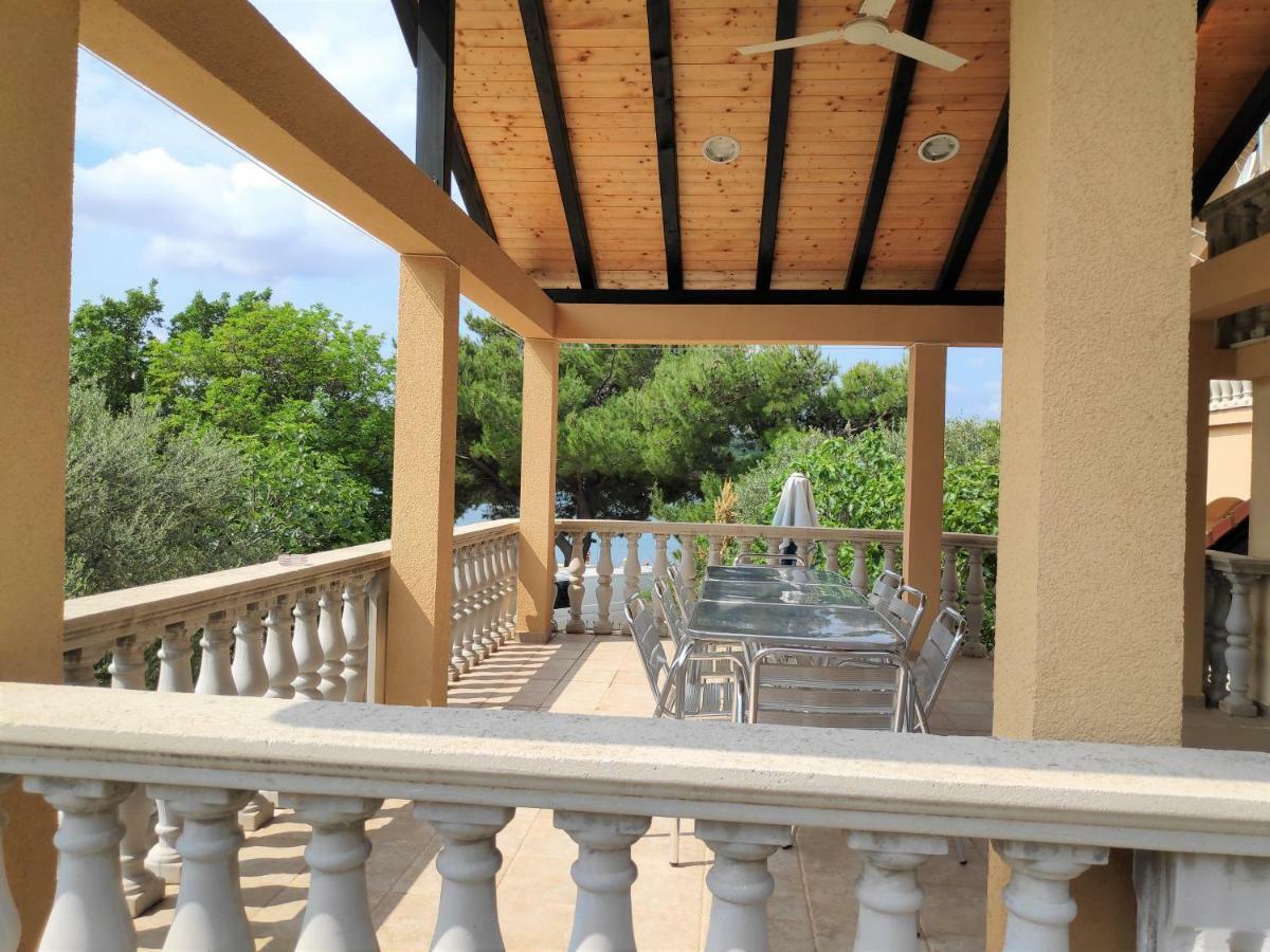 Villa Punta Blava - Beach Front, Ideal For Family Vacation With Kids, Large Terraces With Sea View, Internet, Netflix, No Pets Allowed Obrovac Exterior photo