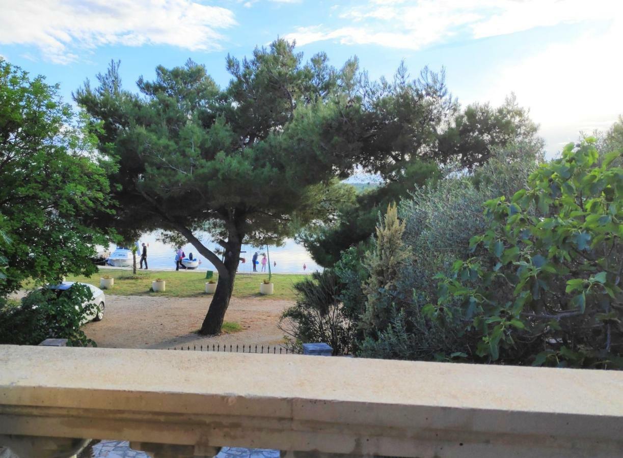 Villa Punta Blava - Beach Front, Ideal For Family Vacation With Kids, Large Terraces With Sea View, Internet, Netflix, No Pets Allowed Obrovac Exterior photo