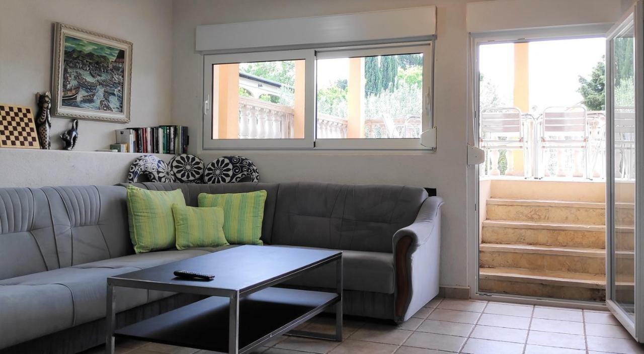 Villa Punta Blava - Beach Front, Ideal For Family Vacation With Kids, Large Terraces With Sea View, Internet, Netflix, No Pets Allowed Obrovac Exterior photo