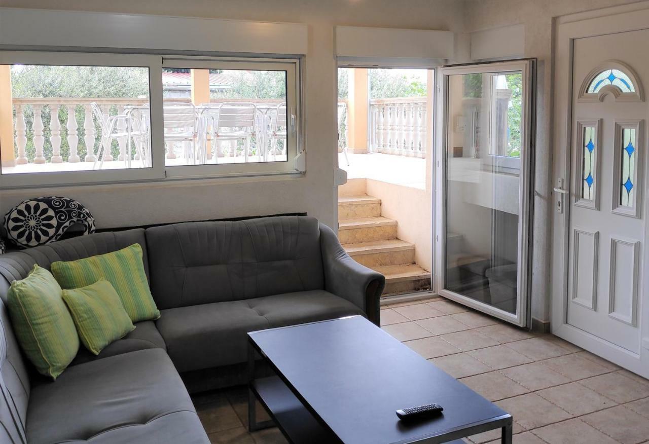 Villa Punta Blava - Beach Front, Ideal For Family Vacation With Kids, Large Terraces With Sea View, Internet, Netflix, No Pets Allowed Obrovac Exterior photo