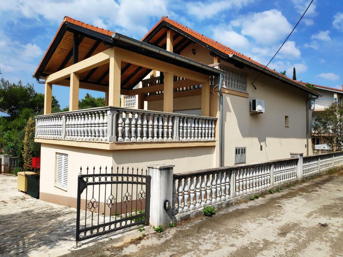 Villa Punta Blava - Beach Front, Ideal For Family Vacation With Kids, Large Terraces With Sea View, Internet, Netflix, No Pets Allowed Obrovac Exterior photo