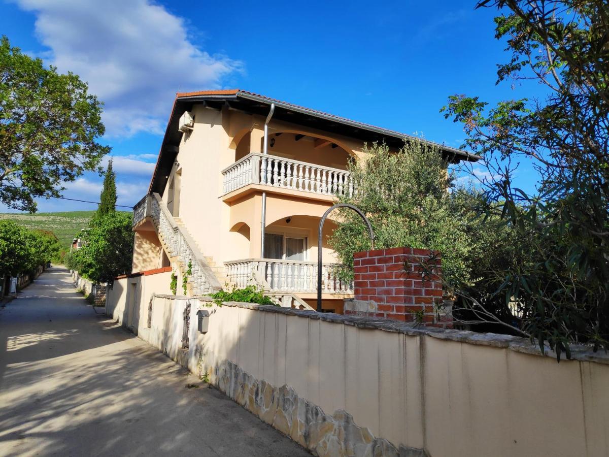 Villa Punta Blava - Beach Front, Ideal For Family Vacation With Kids, Large Terraces With Sea View, Internet, Netflix, No Pets Allowed Obrovac Exterior photo