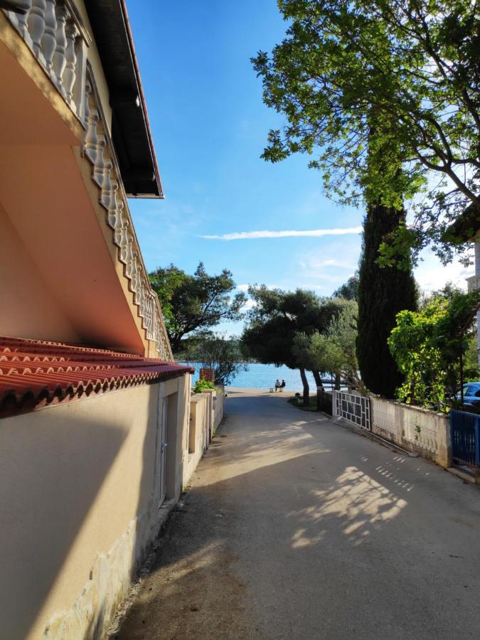 Villa Punta Blava - Beach Front, Ideal For Family Vacation With Kids, Large Terraces With Sea View, Internet, Netflix, No Pets Allowed Obrovac Exterior photo